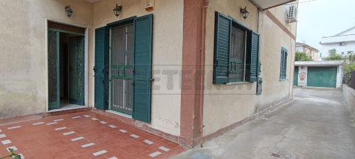 Foto Appartamento in Via Luigi Einaudi, Caserta di 130 m² con 5 locali