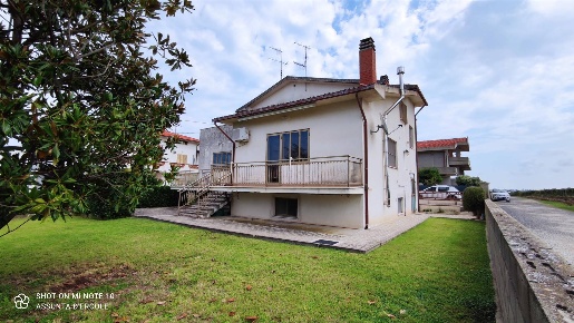 Foto Villa unifamiliare a Casalbordino di 263 m² con 10 locali in vendita