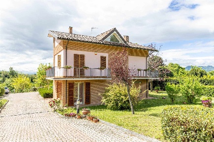 Foto Villa unifamiliare a Cupramontana di 325 m² con 10 locali in vendita