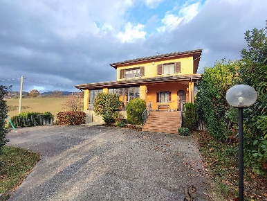 Foto Villa unifamiliare a Picerno di 344 m² con 13 locali in vendita