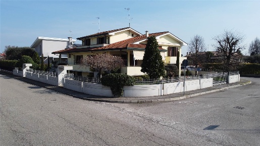 Foto Villa bifamiliare a Solesino di 210 m² con 9 locali in vendita