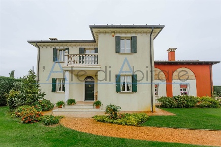 Foto Villa unifamiliare a Correzzola di 278 m² con 10 locali in vendita