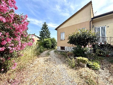 Foto Villa bifamiliare a Roncoferraro di 111 m² con 6 locali in vendita