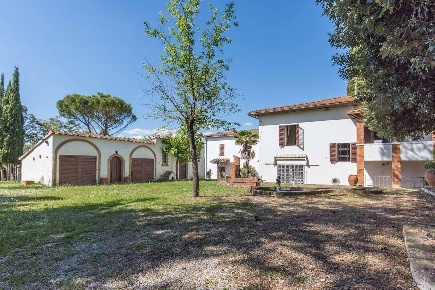 Foto Villa unifamiliare a Asciano di 350 m² con 15 locali in vendita