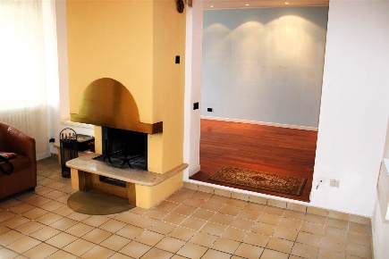 Foto Villa unifamiliare in Via Marconi  18, Trino di 170 m² con 4 locali