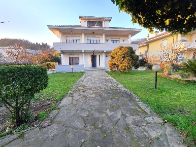 Foto Villa unifamiliare a Licciana Nardi di 360 m² con 10 locali in vendita