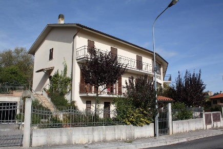 Foto Appartamento in via Conti di Altino, Camerino di 130 m² con 5 locali
