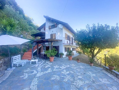Foto Villa unifamiliare a Fosdinovo di 219 m² con 9 locali in vendita