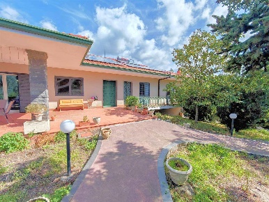 Foto Villa unifamiliare in via mollacchina, Ragalna di 250 m² con 10 locali