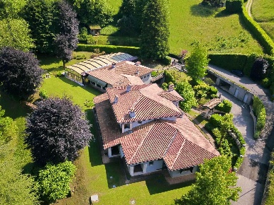 Foto Villa unifamiliare in Via Miravalle, Leffe di 890 m² con 25 locali