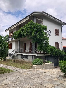 Foto Villa unifamiliare in Manzoni 12, Cavour di 265 m² con 10 locali