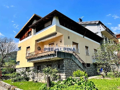 Foto Villa bifamiliare in Viale Rimembranze, Gandino di 267 m² con 9 locali