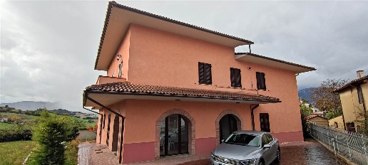 Foto Villa unifamiliare a Camerino di 300 m² con 12 locali in vendita