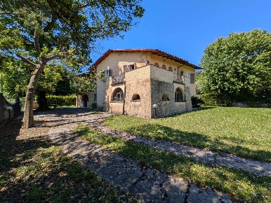Foto Villa unifamiliare a Ameglia di 310 m² con 9 locali in vendita