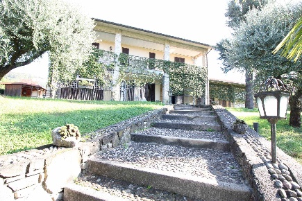 Foto Villa unifamiliare a Sotto il Monte Giovanni XXIII di 494 m²