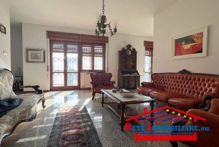 Foto Villa unifamiliare a Dipignano di 480 m² con 14 locali in vendita