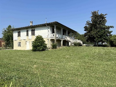 Foto Villa unifamiliare a Cadeo Saliceto di 268 m² con 6 locali in vendita