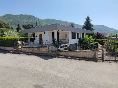 Foto Villa unifamiliare a Polla di 215 m² con 9 locali in vendita