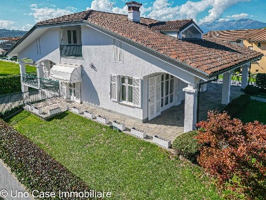 Foto Villa unifamiliare a Strambino di 290 m² con 10 locali in vendita
