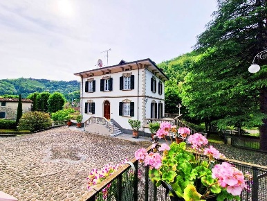 Foto Villa unifamiliare in Via Lima, Bagni di Lucca di 541 m² con 12 locali