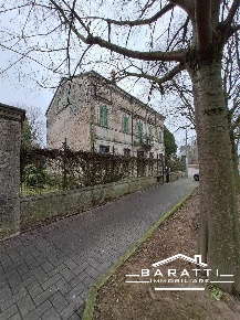Foto Villa unifamiliare a Quistello di 375 m² con 12 locali in vendita