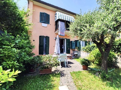 Foto Villa a schiera a Ameglia Centro di 190 m² con 6 locali in vendita