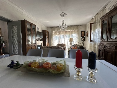 Foto Villa unifamiliare a Cadeo Roveleto di 303 m² con 4 locali in vendita