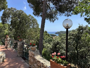 Foto Villa unifamiliare a Capoliveri di 221 m² con 10 locali in vendita