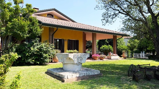 Foto Villa unifamiliare a Solesino di 168 m² con 10 locali in vendita