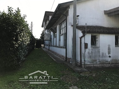 Foto Appartamento a San Benedetto Po di 645 m² con 7 locali in vendita