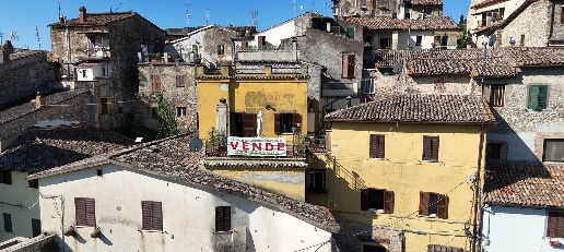Foto Appartamento a Montopoli di Sabina di 164 m² con 6 locali in vendita