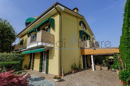 Foto Villa bifamiliare a Codevigo di 173 m² con 6 locali in vendita