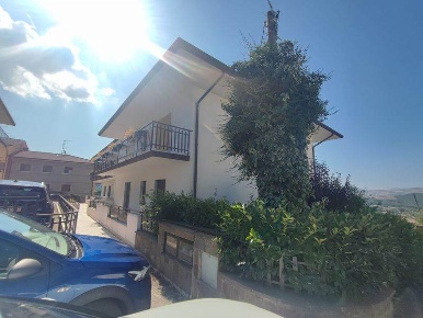 Foto Appartamento in Via Pietro Nenni 40, Picerno di 130 m² con 6 locali