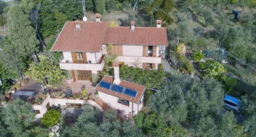 Foto Villa unifamiliare a Fosdinovo di 230 m² con 7 locali in vendita
