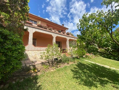 Foto Villa unifamiliare a Balestrate di 230 m² con 7 locali in vendita