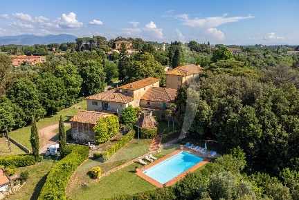 Foto Villa unifamiliare a Crespina Lorenzana di 1500 m² con 15 locali