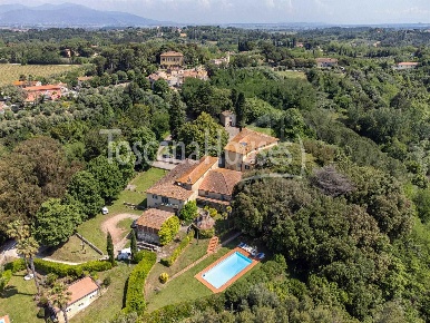 Foto Villa unifamiliare a Crespina Lorenzana di 1500 m² con 15 locali