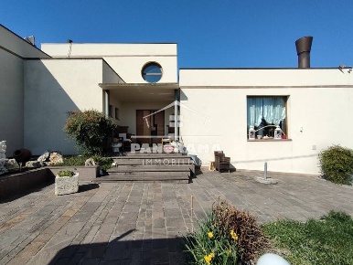 Foto Villa unifamiliare a Montescudo-Monte Colombo di 330 m² con 10 locali