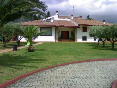 Foto Villa unifamiliare a Monte San Biagio di 600 m² con 16 locali