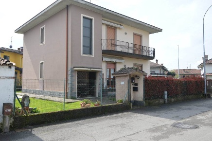 Foto Villa unifamiliare a Massalengo di 205 m² con 6 locali in vendita