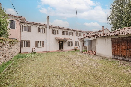 Foto Villa a schiera in Via Marconi 1, Morgano di 165 m² con 8 locali