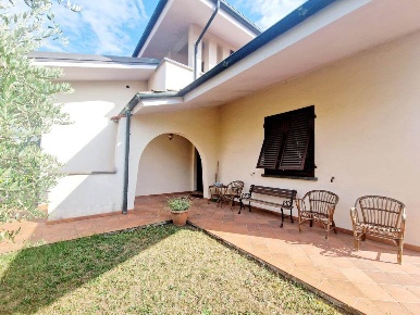 Foto Villa unifamiliare in via romana, Montecarlo di 250 m² con 10 locali