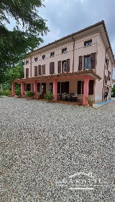 Foto Villa bifamiliare a Poggio Rusco di 280 m² con 8 locali in vendita