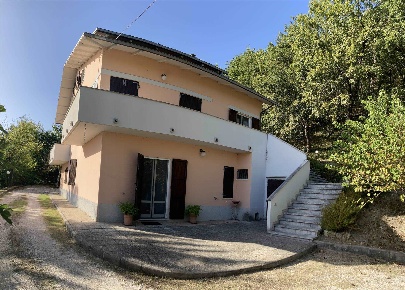 Foto Villa unifamiliare in via san gregorio, Acqualagna di 312 m²
