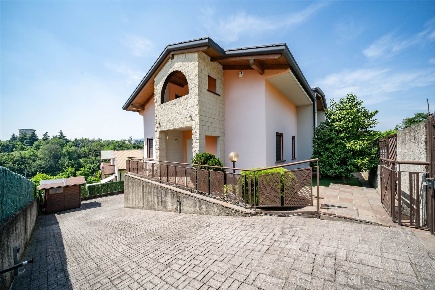 Foto Villa bifamiliare a Merone di 204 m² con 6 locali in vendita