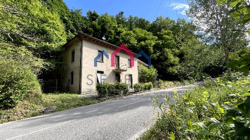 Foto Casa indipendente a Bagni di Lucca di 200 m² con 9 locali in vendita