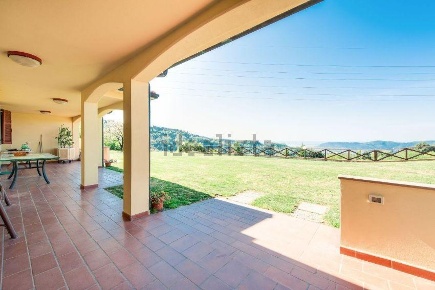 Foto Villa unifamiliare a Fosdinovo di 330 m² con 10 locali in vendita