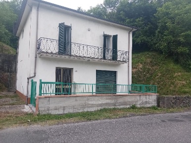Foto Villa unifamiliare a Licciana Nardi di 220 m² con 9 locali in vendita