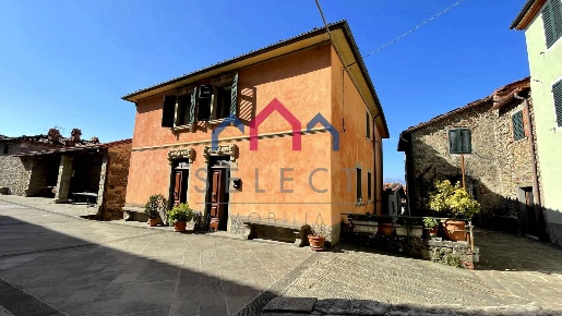 Foto Villa unifamiliare a Bagni di Lucca di 230 m² con 10 locali in vendita