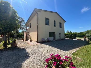 Foto Casa indipendente a Crespina Lorenzana di 190 m² con 8 locali